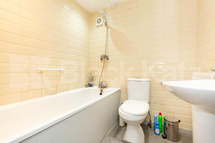 Large 6 bedroom house with 2 bathrooms and close to Archway Station Parolles Road, Archway